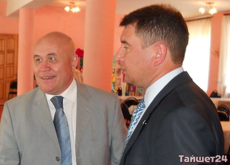 Игорь Наумов (справа) во время выездного заседания правительства Иркутской области в г. Тайшете летом 2011 года.