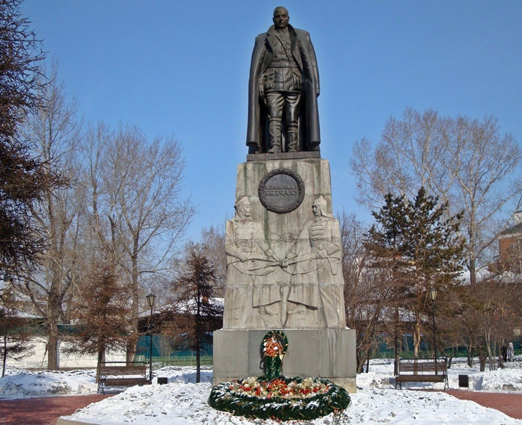 Памятник Колчаку в Иркутске. Установлен в 2004 году по случаю 130-летия со Дня рождения адмирала. Расположен около Знаменского монастыря на месте предполагаемого расстрела.