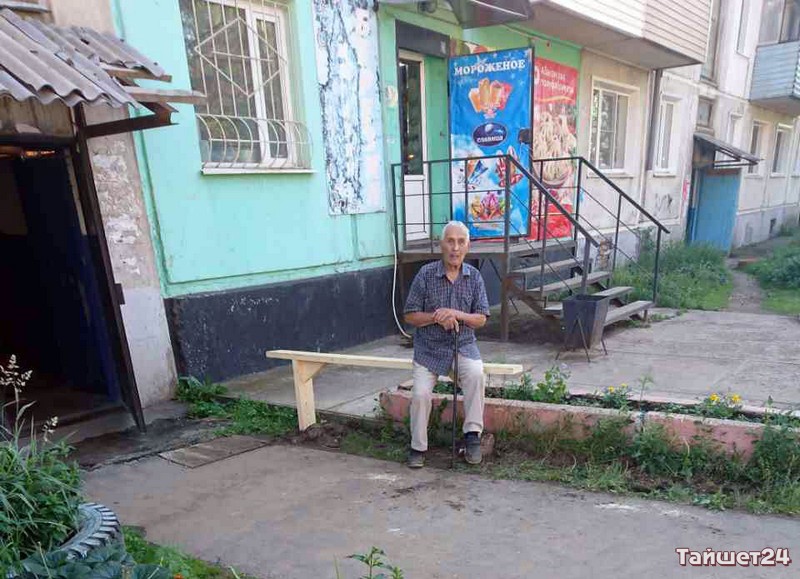 В микрорайоне Пахотищева соорудили лавочку для дяди Миши - ветерана Великой Отечественной войны