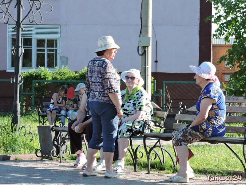 ... практически под всевидящим оком местных старушек ...