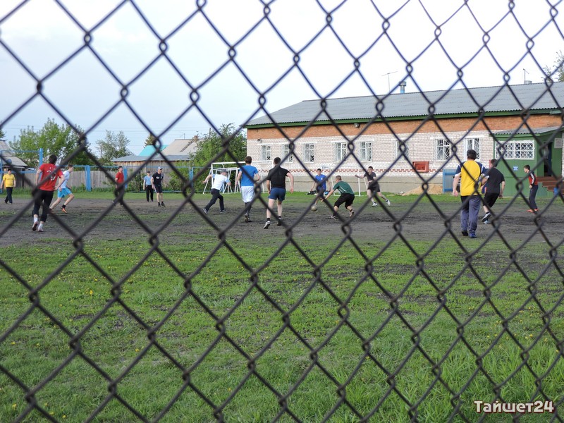 На поле спорткомплекса "Тонус" иногда встречаются футболисты