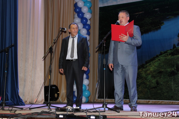 Заместитель начальника ВСЖД по Тайшетскому региону Виктор Шпаков подарил мэру картину, на которой изображён некий "уголок Тайшетского района"