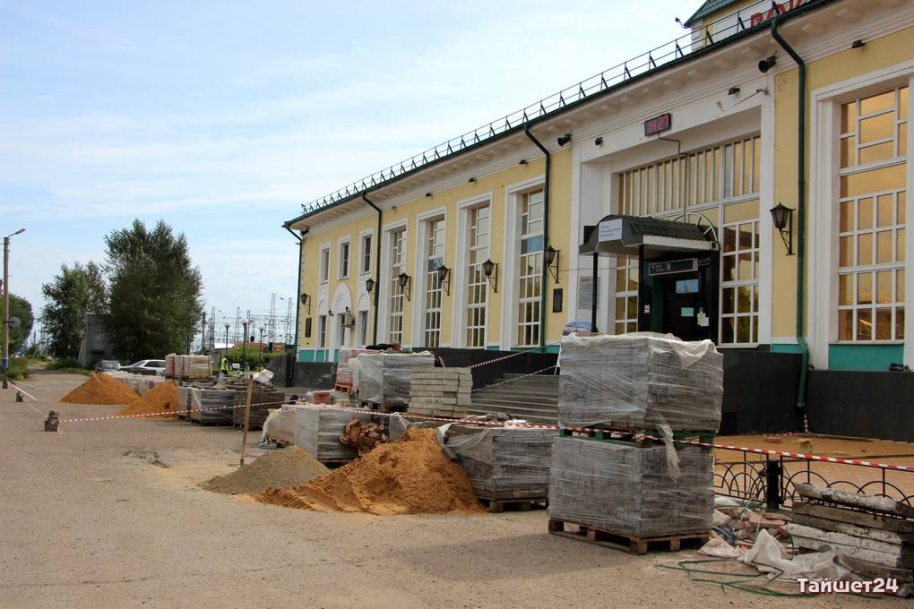 Дома город тайшет. Тайшетский вокзал крыша.