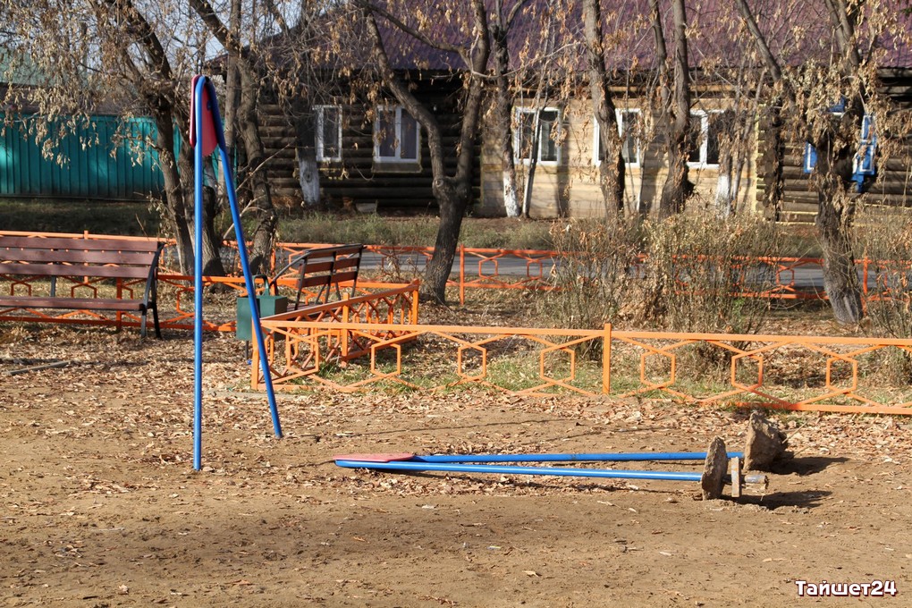 Выпускницы гуляют по парку