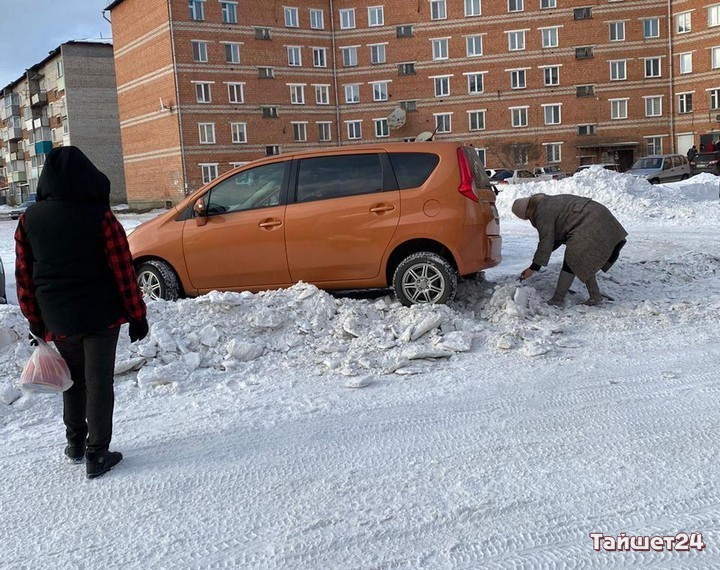 Москва чистят снег. Закопанная машина в снегу. Закопанные машины в снегу в Москве. Почистили снег вокруг машины. Машины закопало снегом Воркута.